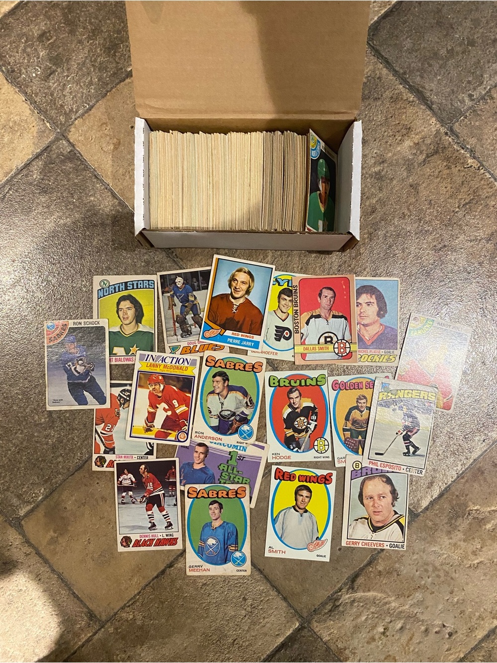 Vintage box of over 250 cards mostly 1970’s hockey cards with stars